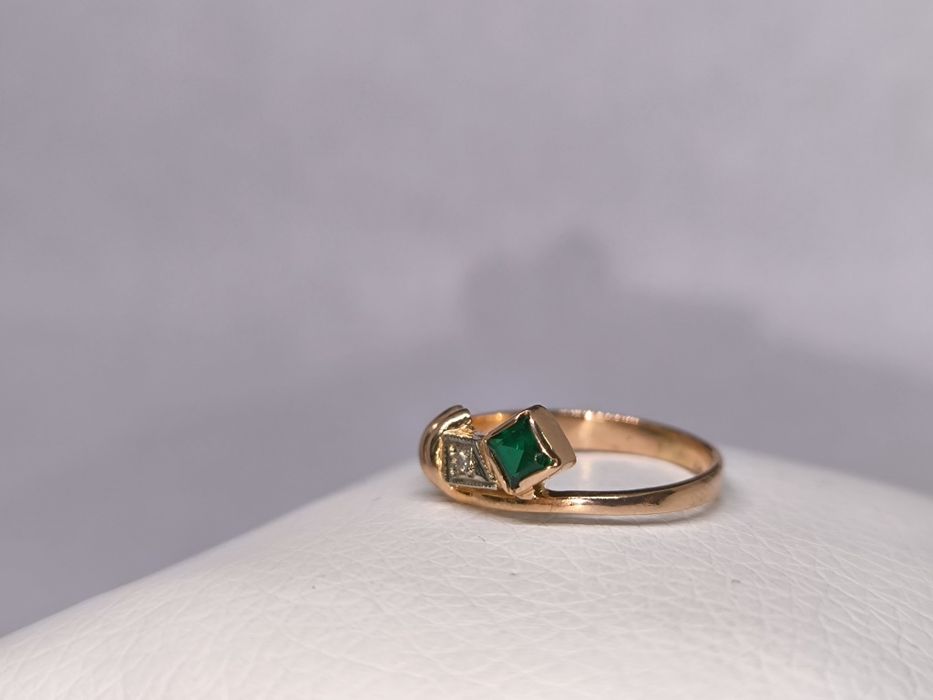 Кольцо золотое с изумрудом и бриллиантами. 2.49