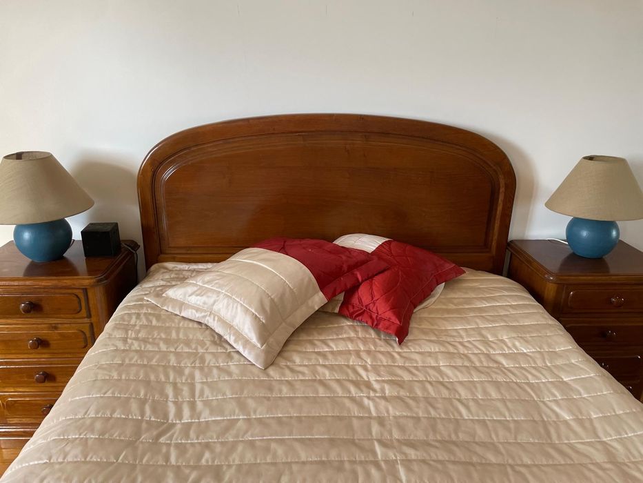 Cama casal com mesinha e outros acessórios