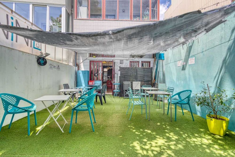 URGENTE-Trespasse de café com esplanada por motivos pessoais