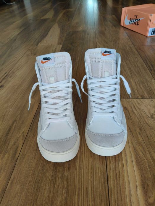 Nike blazer Mid w kolorze białym z czarnym logo