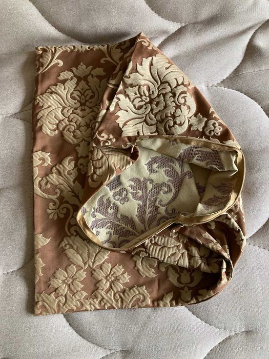 Декоративна наволочка з об’ємним візерунком