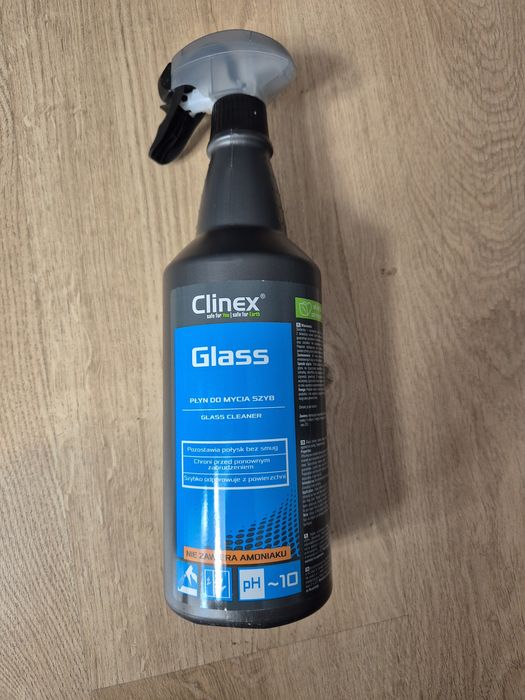 Clinex Glass — це професійний засіб для миття вікон, дзеркал, кришталю