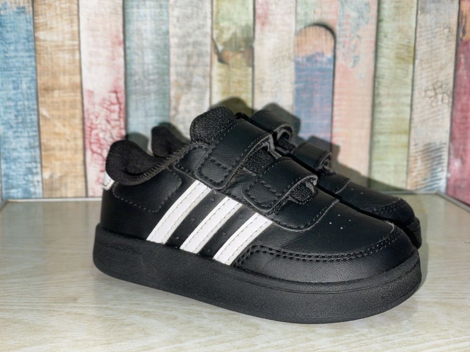 Оригінальні кросівки adidas для хлопчика