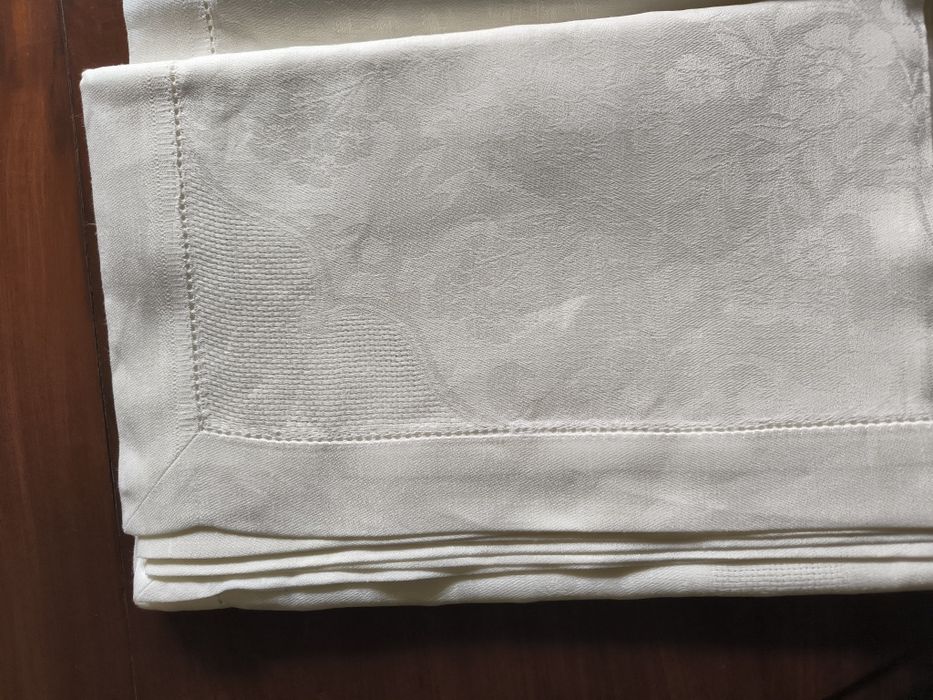 Toalha de mesa (240x140) 100% linho com 12 guardanapos.