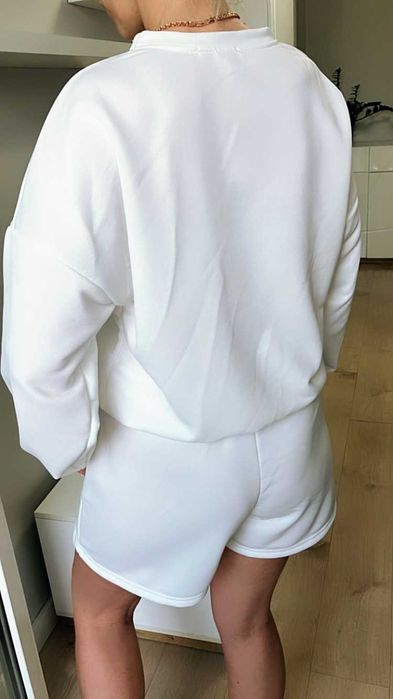 Kostium damski
Dostępny rozmiar:

UA 42–46  EU 36–40 S\M