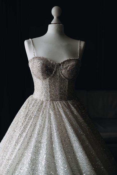 Весільна сукня з шлейфом