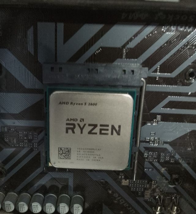 Процесор AMD Ryzen 5 2600 (AM4, Zen+, 6 ядер / 12 потоків, 3.4-3.9 GHz))