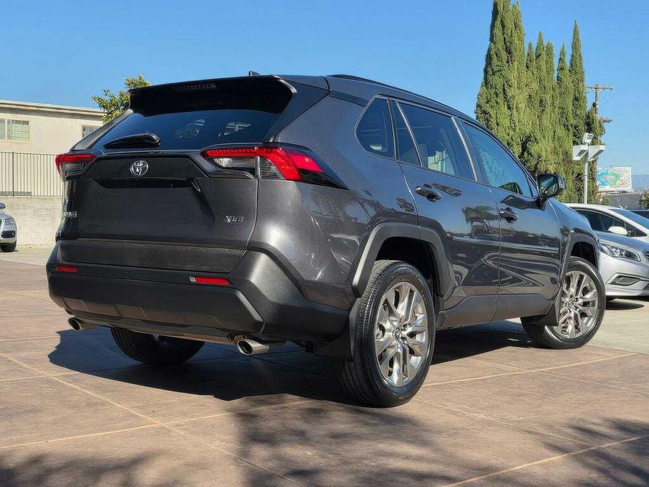 Toyota RAV4      2021