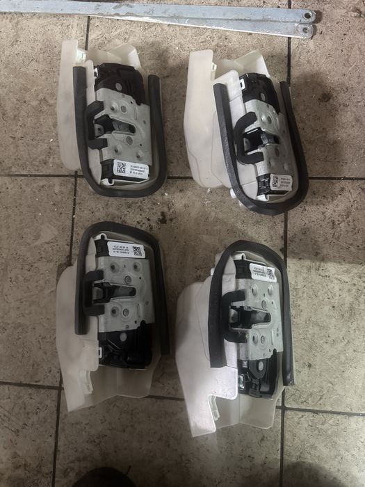 Tesla model y замки дверні