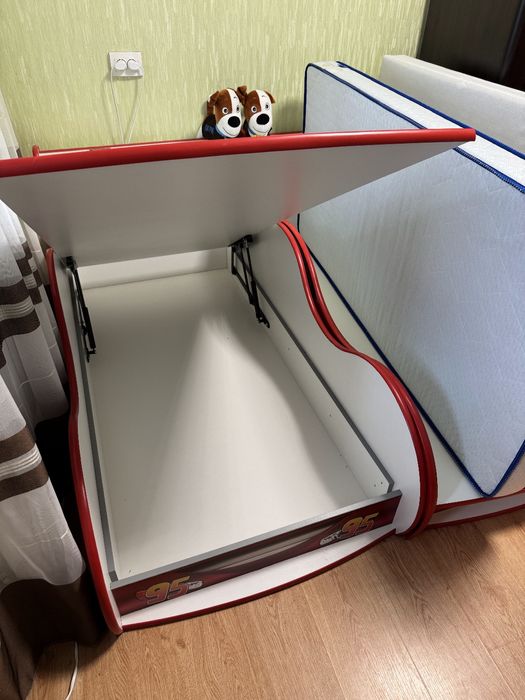 Дитячі ліжка-машинки