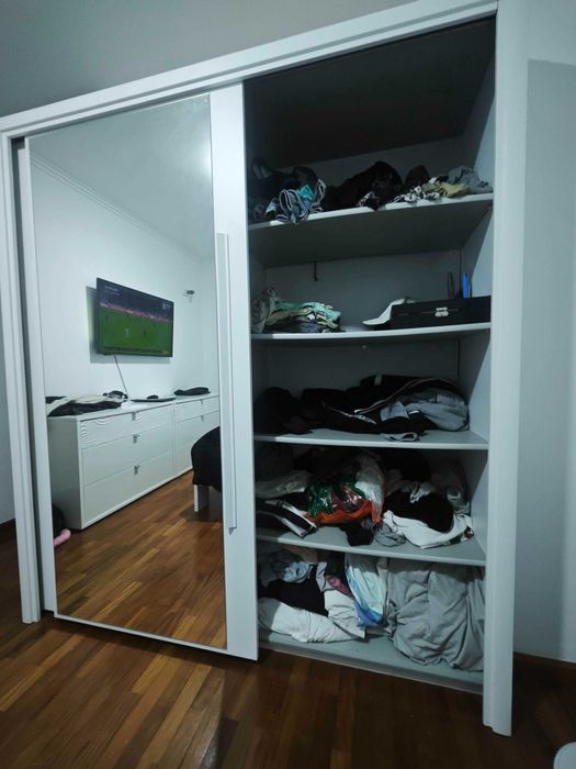 Quarto de casal completo em branco piano