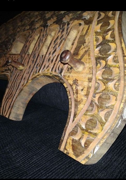 Cabide de parede em forma de canga, de madeira entalhada, com 5 suport