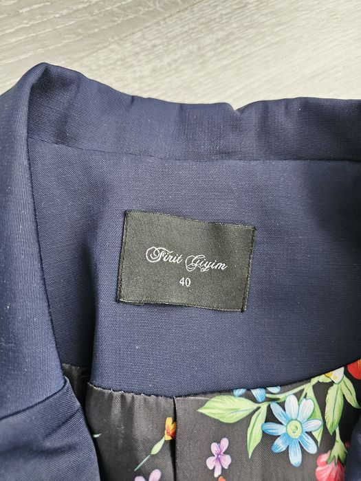 Piękna granatowa marynarka L 40 broszka