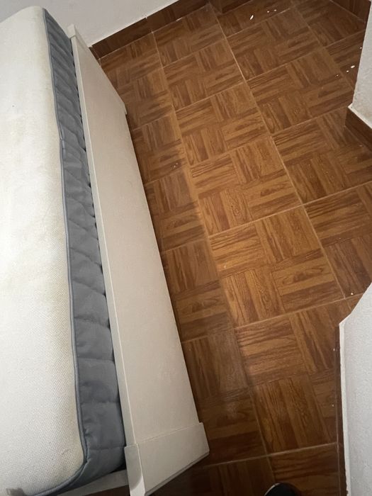 Cama de casal ikea songesand com estrado de ripas e colchao