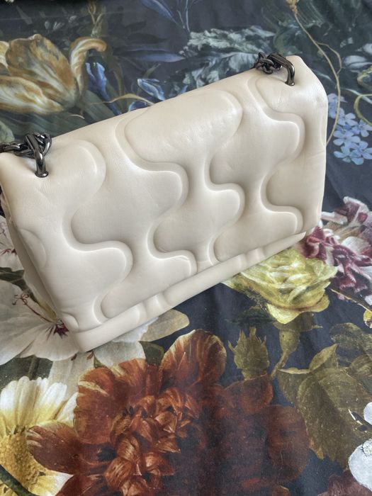 Beżowa jasna na srebrnym łańcuszku torebka Reserved