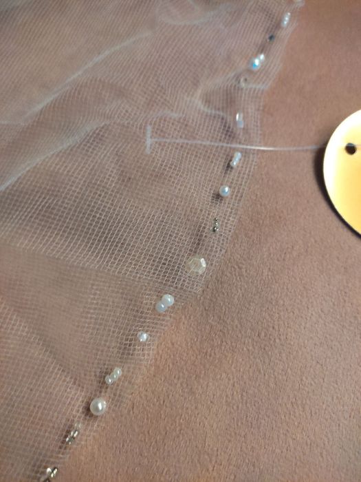 Фата білого та молочних кольорів