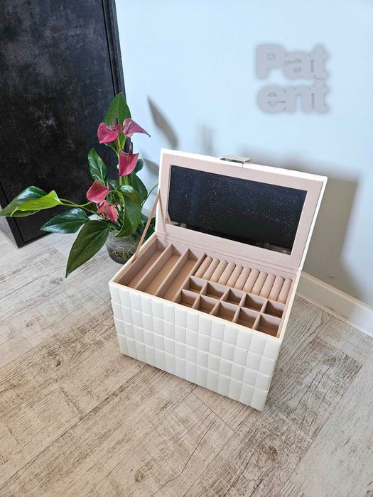 Duża biała pikowana szkatułka na biżuterię 4 poziomy z lusterkiem