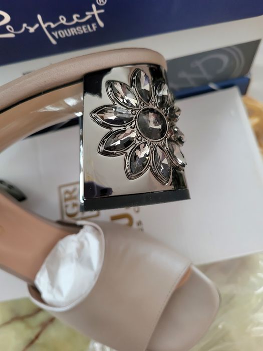 Літні шльопанці з натуральної шкіри з інкрустованим каблучком