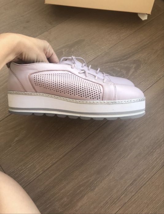 Кросівки від Estro