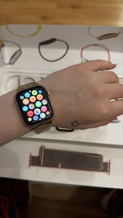 Смарт годинник Apple Watch SERIES 4 Gold Aluminum Case Pink  44MM