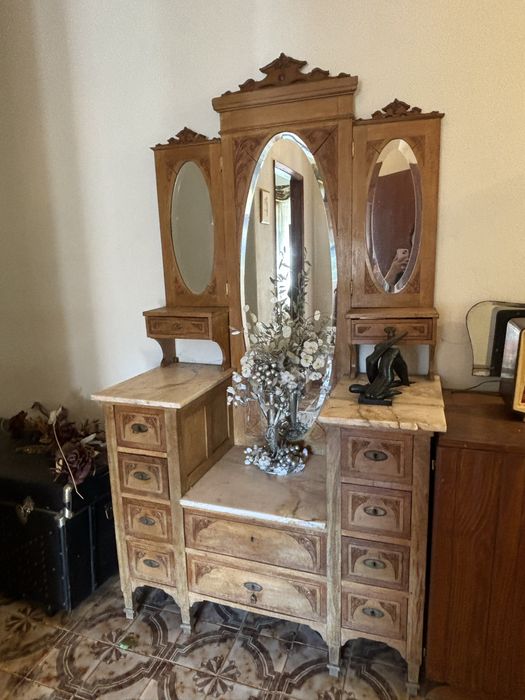 Toucador com espelhos que podem alterar a posição.