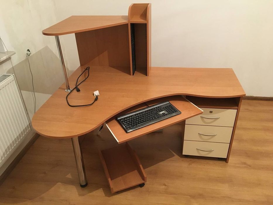 Стіл комп'ютерний