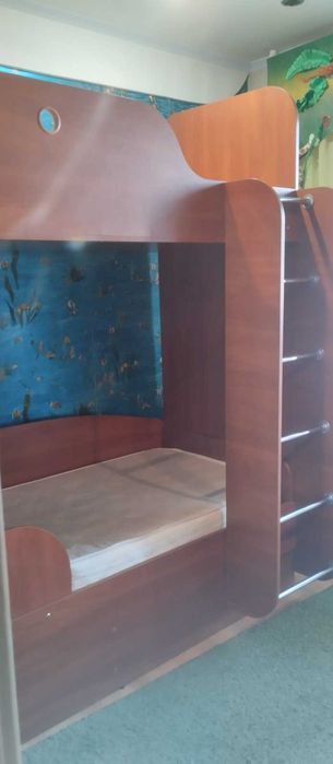 Двоповерхове дитяче ліжко