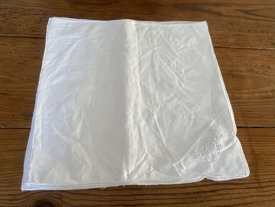 Toalha grande de linho bordada com guardanapos - Nova