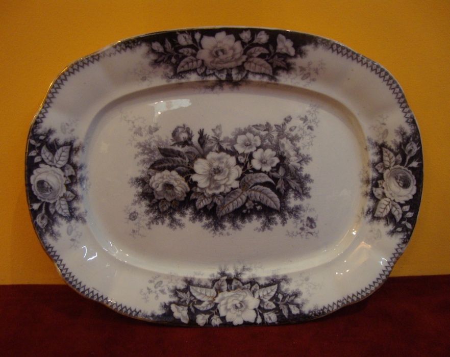 Travessa oval em porcelana C. I.