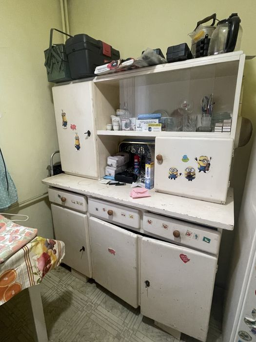 Kredens z czasów PRL