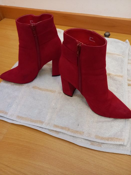 Botas vermelhas de camurça com salto
