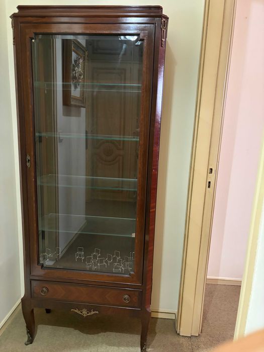 Vitrine Cristaleira Estilo Luís XV com Marquetaria – Espinho
