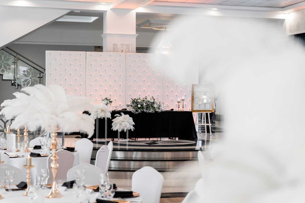 białe pióra strusie, kompozycje ze strusimi piórami