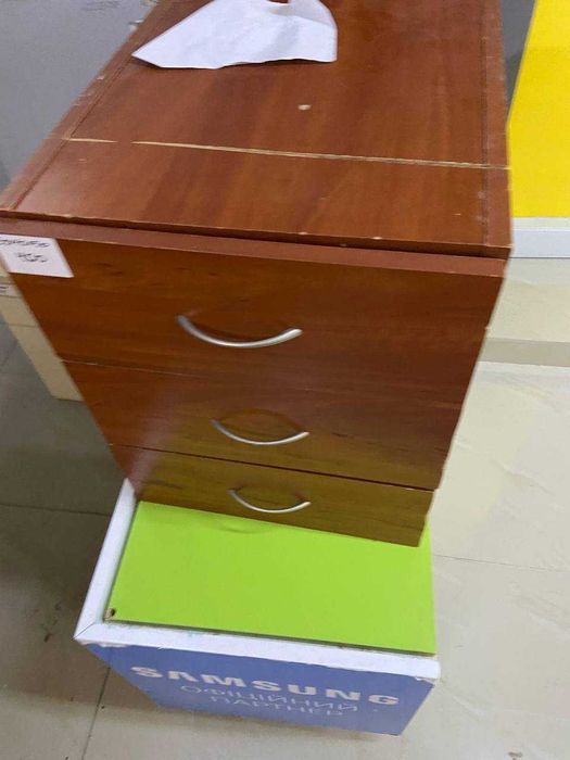 крісла техніка робочі столи стелажі шафи тумба