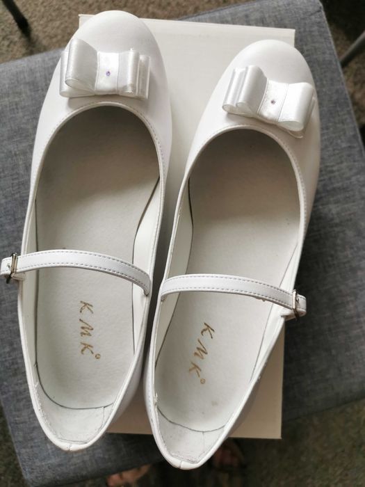 Białe buty komunijne