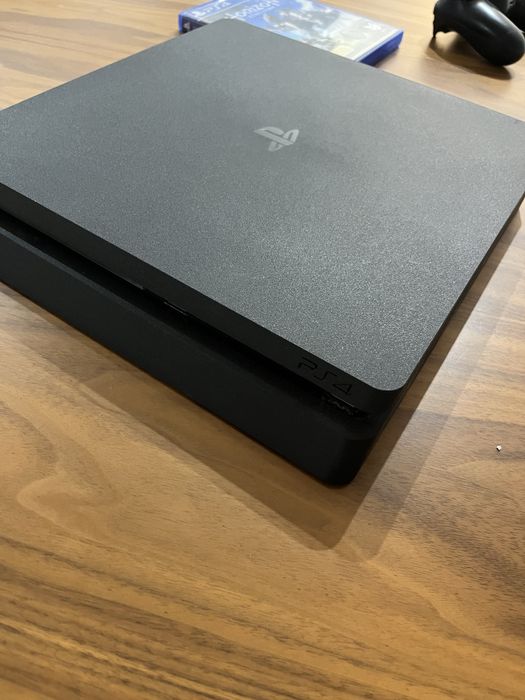 PS4 Slim 1Tb com dois comandos e jogo Horizon Zero Dawn