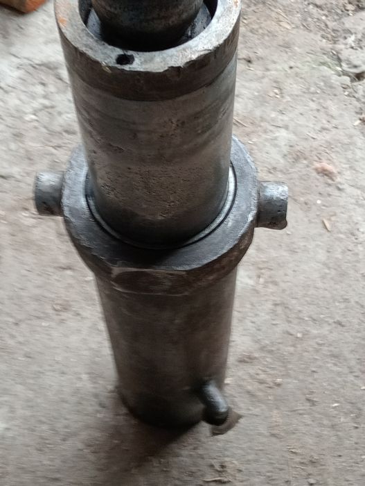 Siłownik do przyczepy