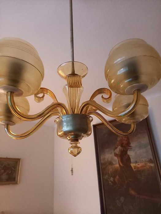 Piękny, szklany żyrandol w typie Murano z kloszami.