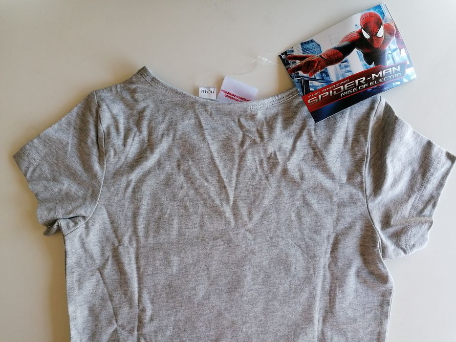 2 T-shirts MARVEL  novas