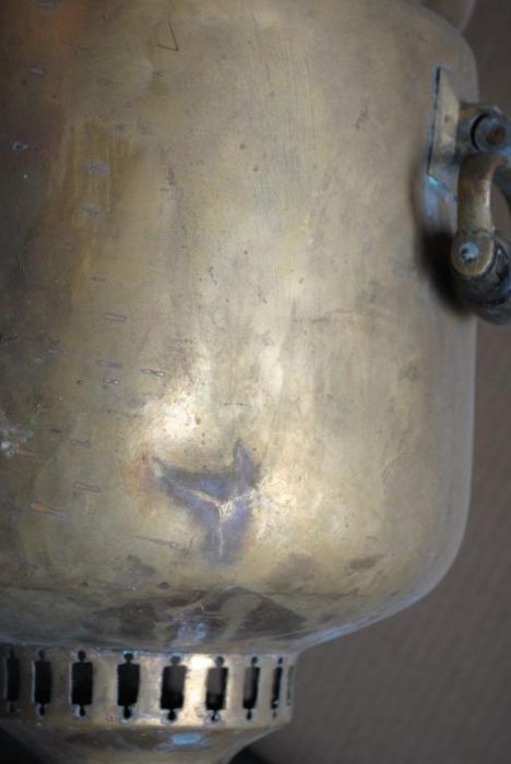 Самовар дуже старий, ще без тиснення медалей в інтерєр