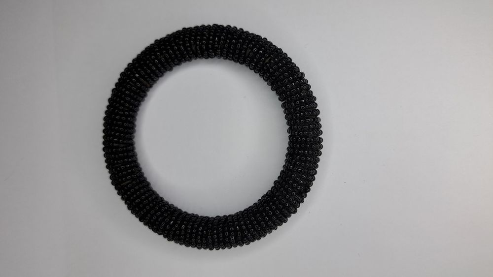 Pulseira preta em missangas