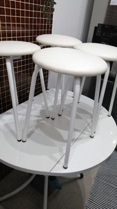 Vendo mesa de cozinha com 4 bancos