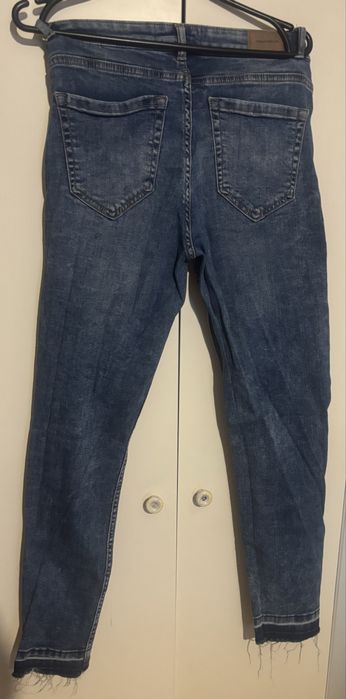 Jeansy z dziurami reserved L