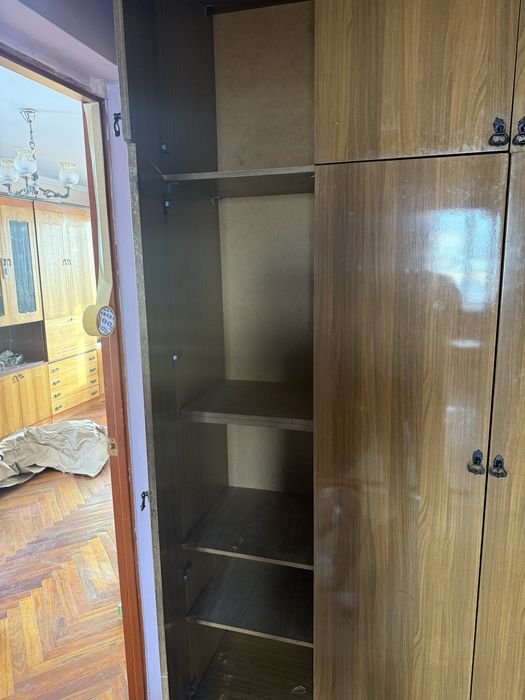 Шафа у вітальню на три дверки