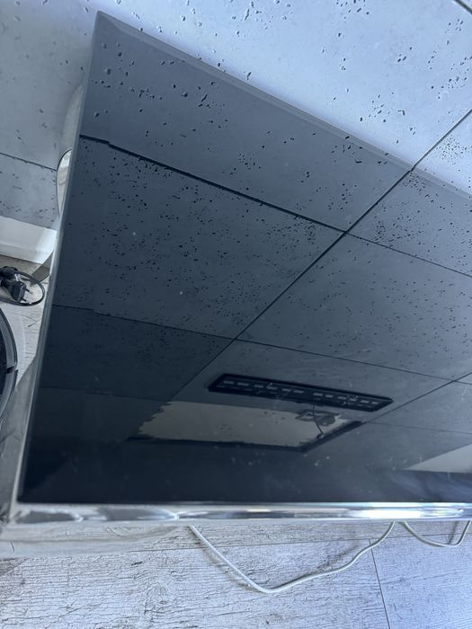 Konsola pokryta czarnym szkłem