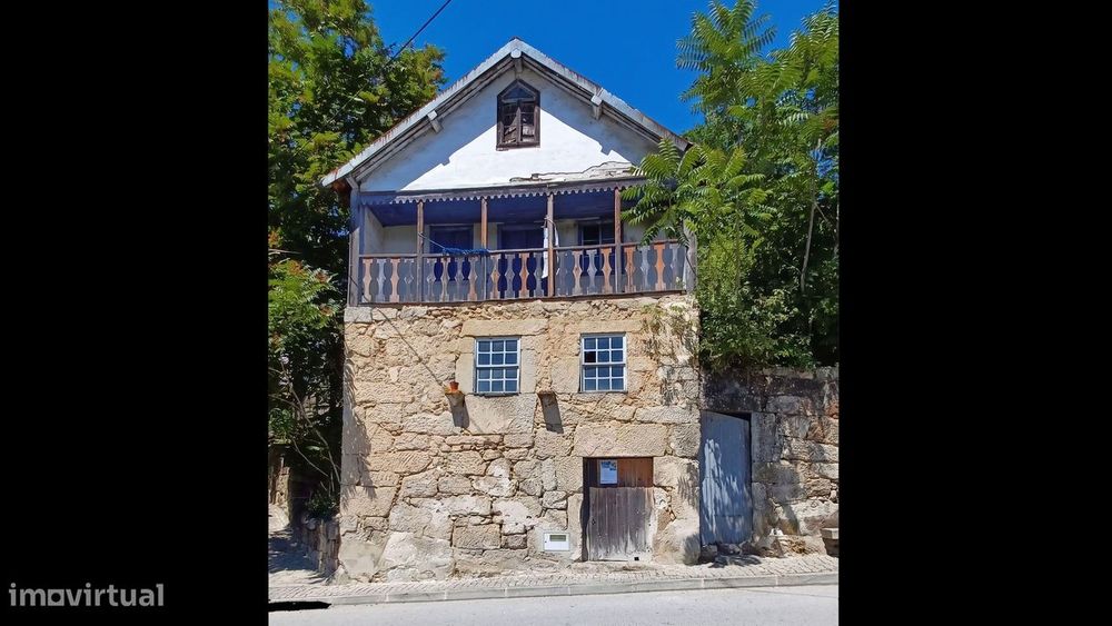 Oportunidade em Beijós: Casa para recuperar