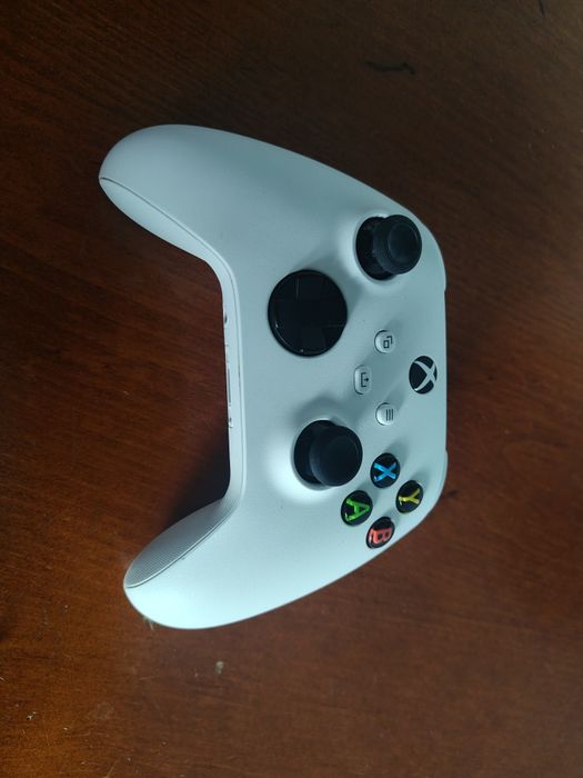 Xbox One S All-Digital 512 GB + 2 pady