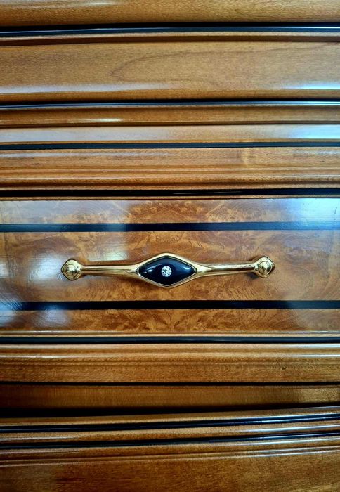 Aparador e cristaleira em madeira de cerejeira – estilo tradicional