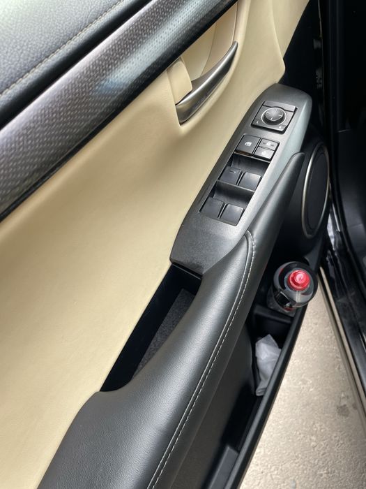Автомобіль LEXUS