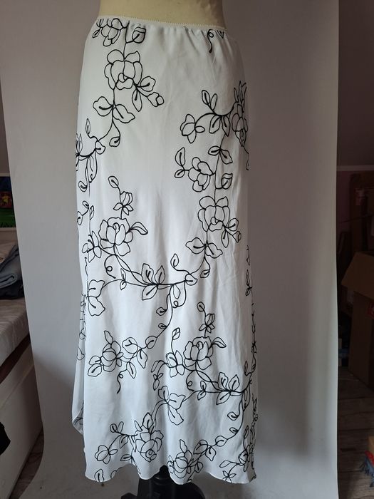 Spódnica damska rozmiar 38
Rozmiar 38 
Stan bardzo dobry 
Długość 88 cm 
Biodra 59 x 2cm
Pas 31 x 2 cm